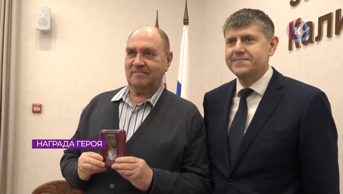 Поисковики передали орден Красного Знамени сыну героя Поисковики передали орден Красного Знамени сыну героя