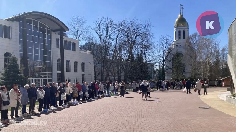 В Калининграде на площади Победы начали освящать куличи и другие угощения к Пасхе В Калининграде на площади Победы начали освящать куличи и другие угощения к Пасхе