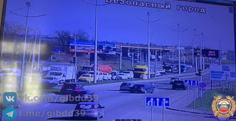 В Калининграде женщина перебегала через шестиполосную дорогу и попала под машину В Калининграде женщина перебегала через шестиполосную дорогу и попала под машину