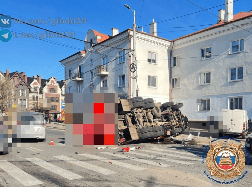 На проспекте Мира пожарная машина опрокинулась после столкновения с легковушкой На проспекте Мира пожарная машина опрокинулась после столкновения с легковушкой