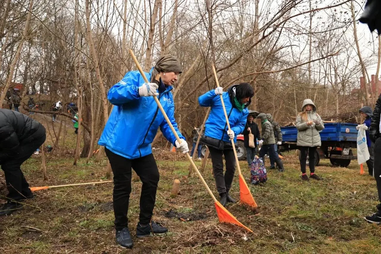 От молодежи до старшего поколения: в Калининграде прошел субботник От молодежи до старшего поколения: в Калининграде прошел субботник