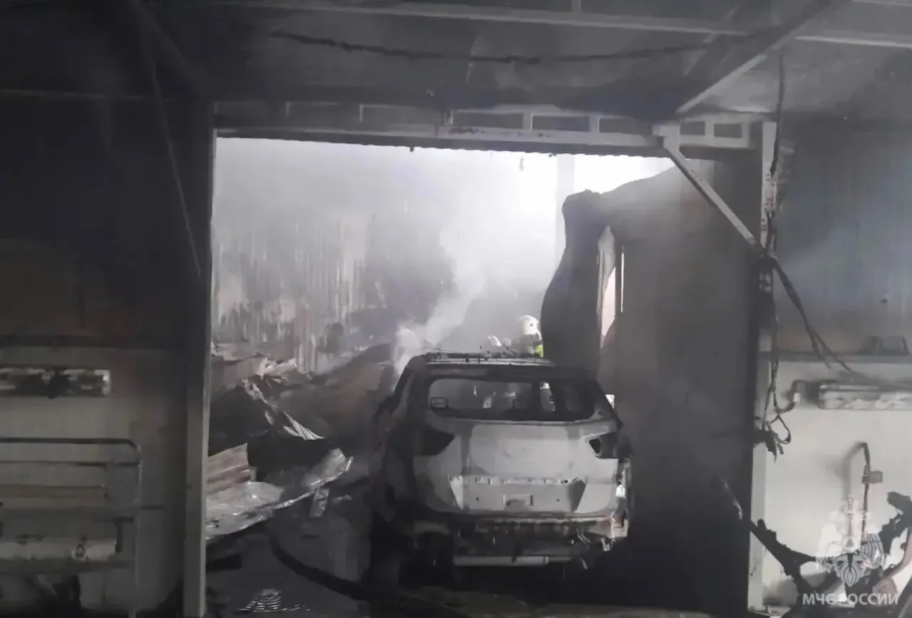 В Калининграде сгорели два автомобиля при пожаре в автосервисе В Калининграде сгорели два автомобиля при пожаре в автосервисе