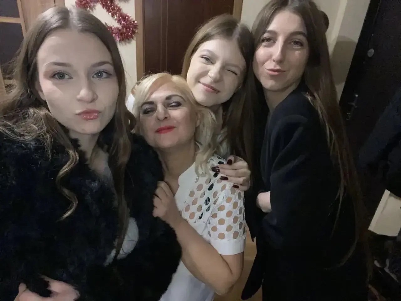 Одна девушка после аварии частично парализована, у двух других серьёзные травмы: семья из Славска нуждается в помощи Одна девушка после аварии частично парализована, у двух других серьёзные травмы: семья из Славска нуждается в помощи