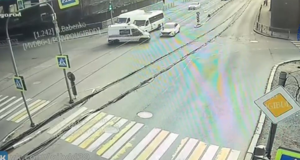 В Калининграде на Московском проспекте столкнулись скорая и легковушка В Калининграде на Московском проспекте столкнулись скорая и легковушка