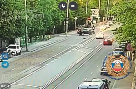 В Калининграде на улице Суворова столкнулись автомобиль и мотоцикл В Калининграде на улице Суворова столкнулись автомобиль и мотоцикл