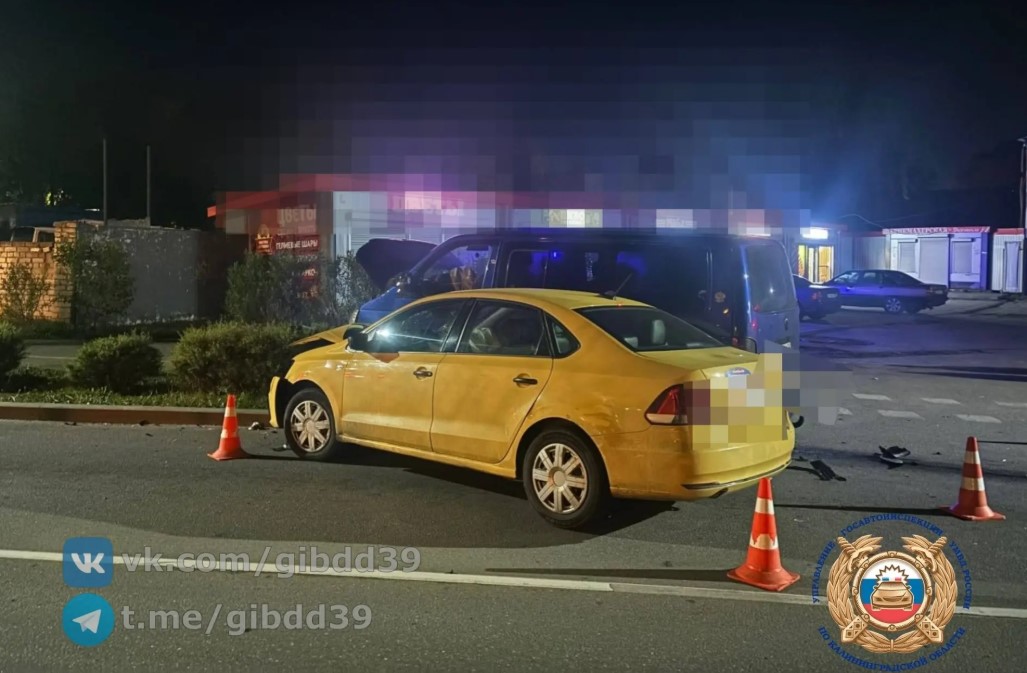 В Калининграде ночью столкнулись два «Фольксвагена» В Калининграде ночью столкнулись два «Фольксвагена»