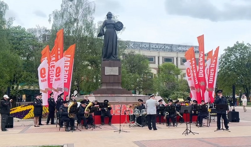 В Калининграде полицейские и курсанты исполнили песни военных лет в сквере у монумента «Мать - Россия» В Калининграде полицейские и курсанты исполнили песни военных лет в сквере у монумента «Мать - Россия»