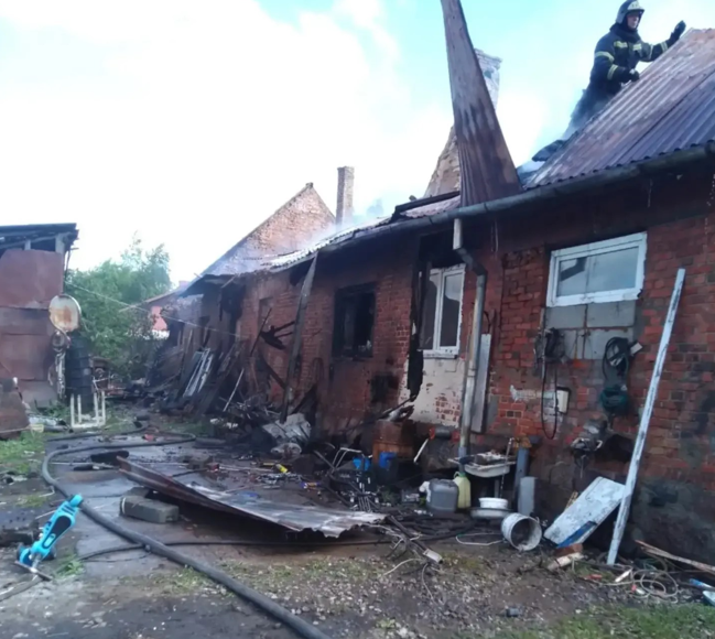 Обрушилась кровля, выгорел чердак: в Гвардейском округе потушили пожар в жилом доме Обрушилась кровля, выгорел чердак: в Гвардейском округе потушили пожар в жилом доме