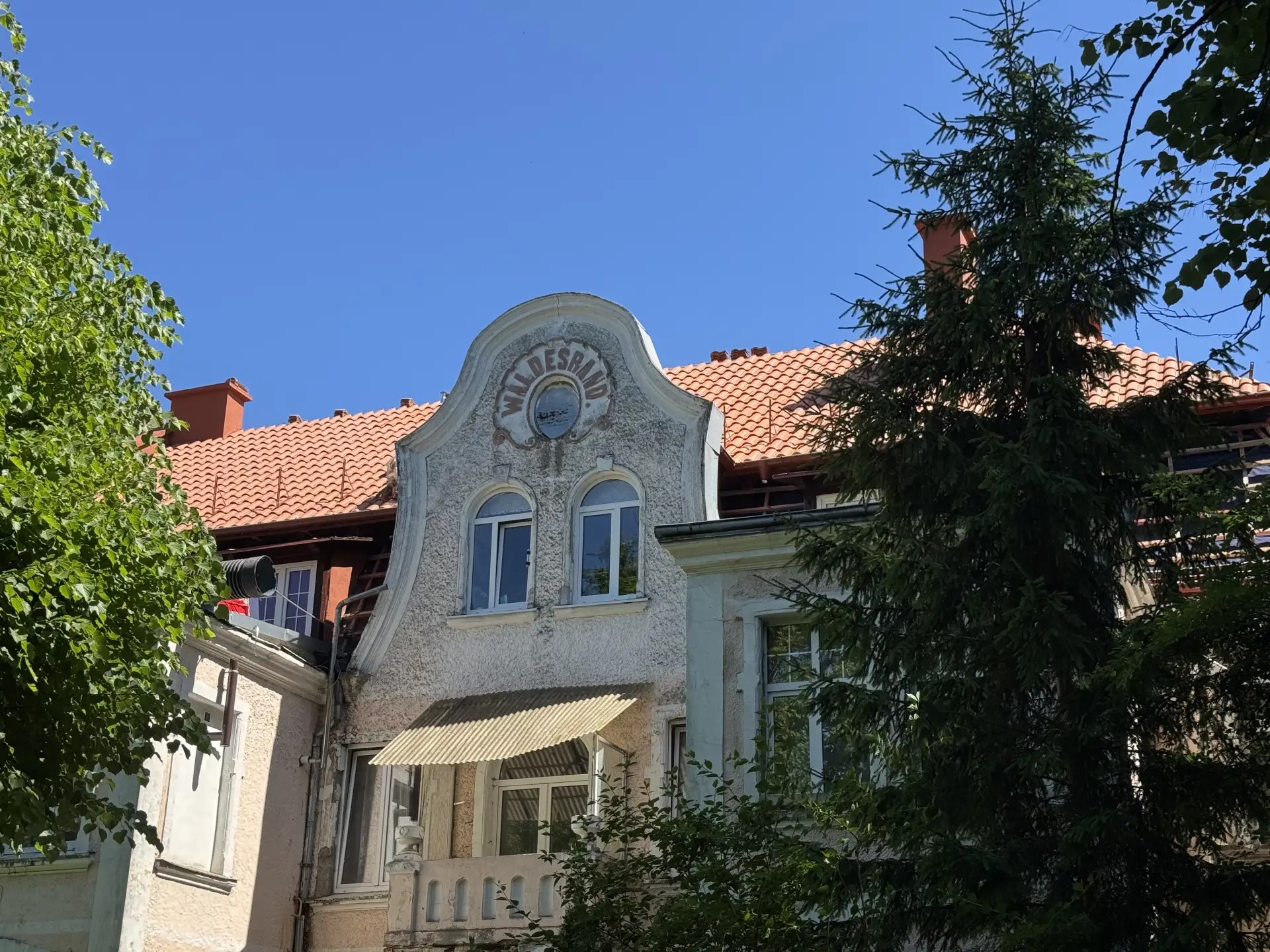 В Зеленоградске ремонтируют крышу исторической виллы Вальдесранд В Зеленоградске ремонтируют крышу исторической виллы Вальдесранд