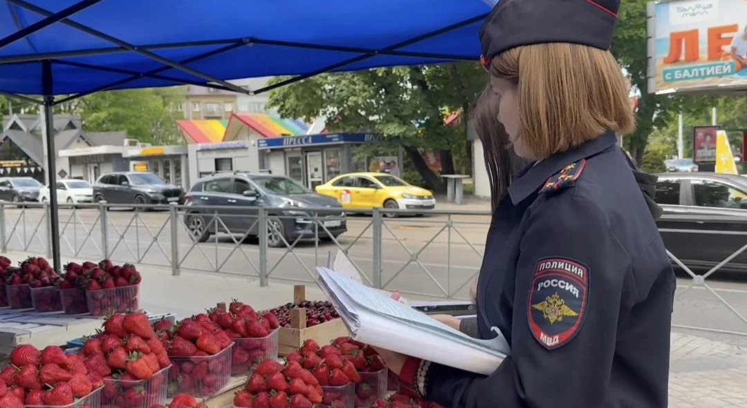 Полицейские нашли 4 точки нелегальной торговли сезонными фруктами Полицейские нашли 4 точки нелегальной торговли сезонными фруктами