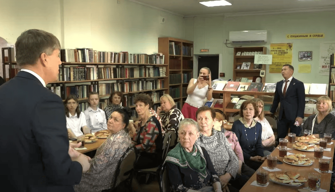 Андрей Кропоткин подарил Пушкинской библиотеке свою книгу Андрей Кропоткин подарил Пушкинской библиотеке свою книгу