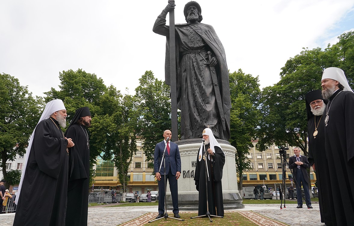 Патриарх Кирилл освятил памятник князю Владимиру в Калининграде Патриарх Кирилл освятил памятник князю Владимиру в Калининграде