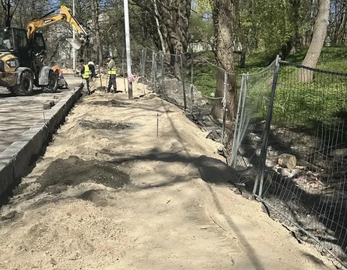 За повреждения в парке на Ботанической оштрафовали организацию За повреждения в парке на Ботанической оштрафовали организацию