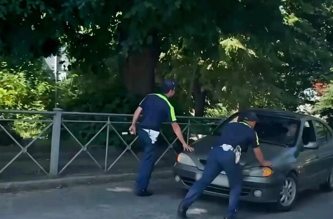 В Светлогорске полицейские помогли водителю с заглохшей машиной В Светлогорске полицейские помогли водителю с заглохшей машиной