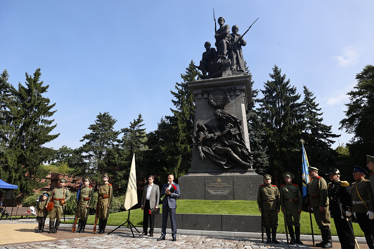 В Калининграде губернатор почтил память погибших героев Первой мировой войны В Калининграде губернатор почтил память погибших героев Первой мировой войны