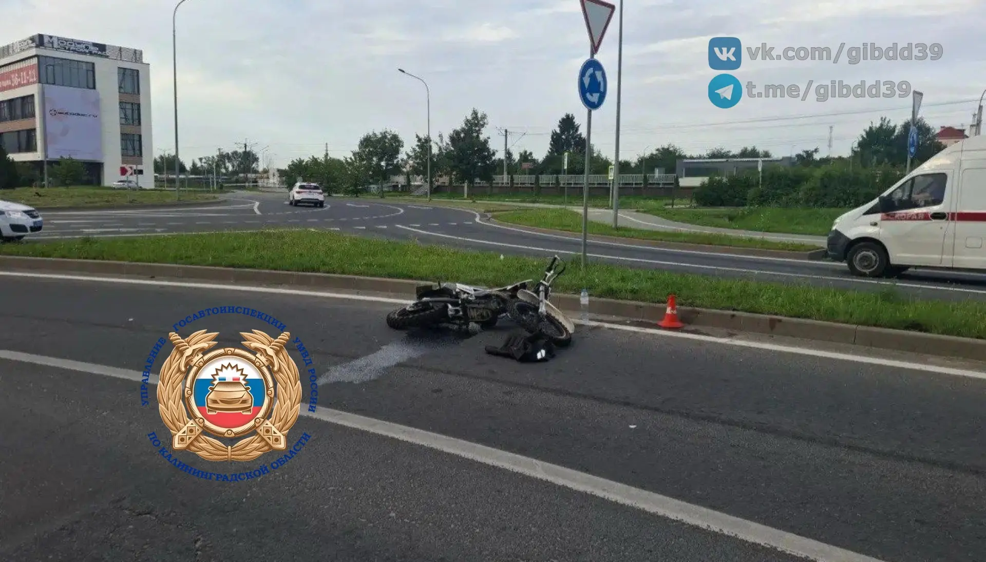 На кольце на улице Челнокова перевернулся мотоцикл На кольце на улице Челнокова перевернулся мотоцикл