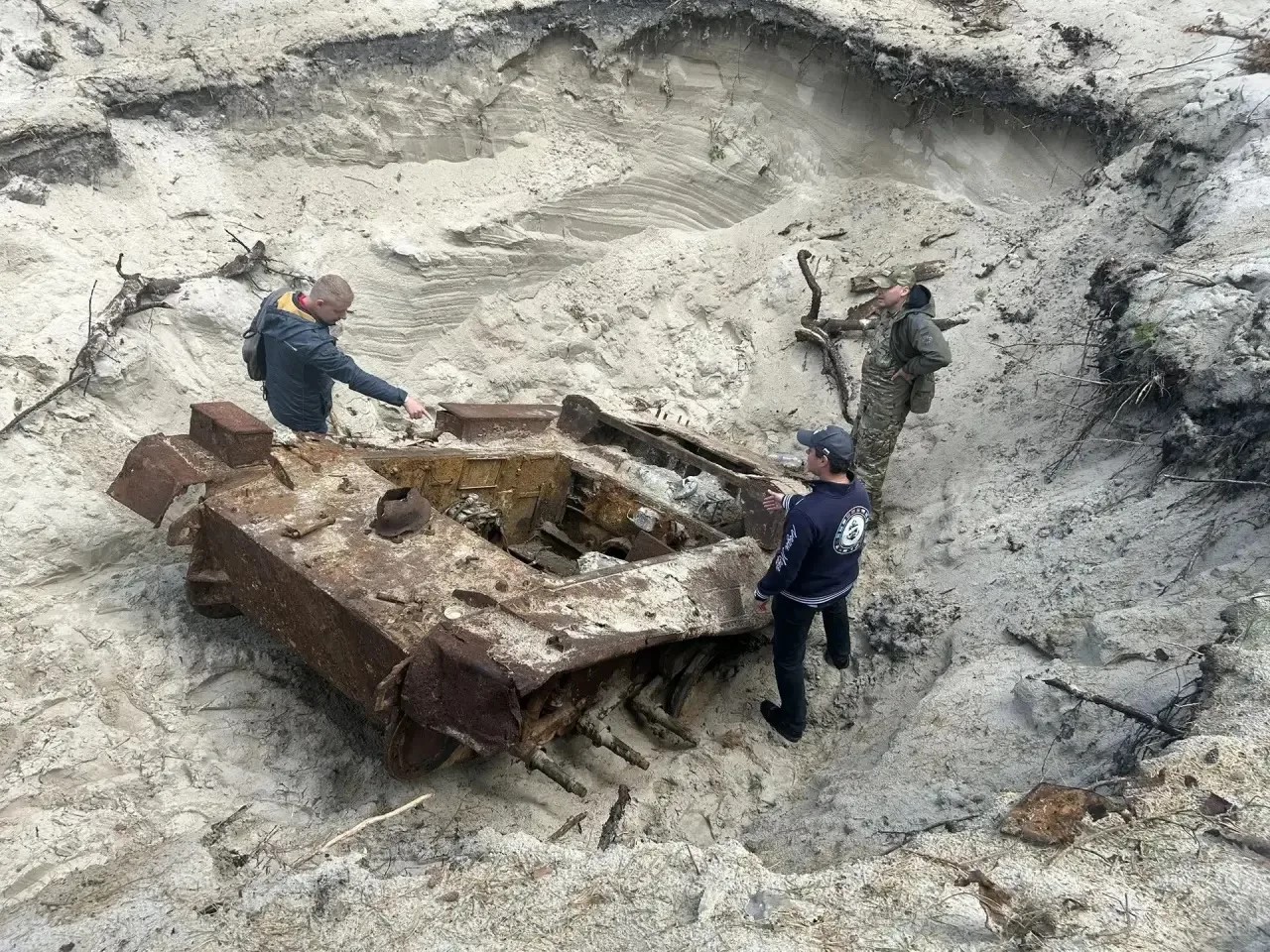 На Балтийской косе нашли уникальный немецкий танк «Рысь» На Балтийской косе нашли уникальный немецкий танк «Рысь»