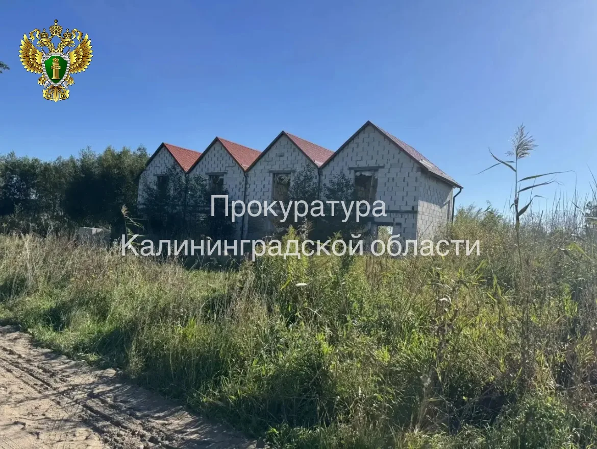 В Полесском районе суд обязал собственника снести четыре жилых дома, построенных у воды В Полесском районе суд обязал собственника снести четыре жилых дома, построенных у воды