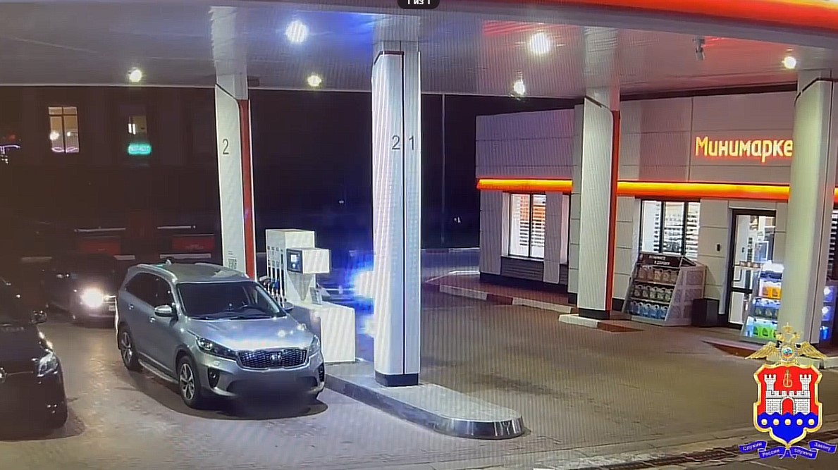 Калининградский полицейский помог женщине, пострадавшей в ДТП на заправке Калининградский полицейский помог женщине, пострадавшей в ДТП на заправке