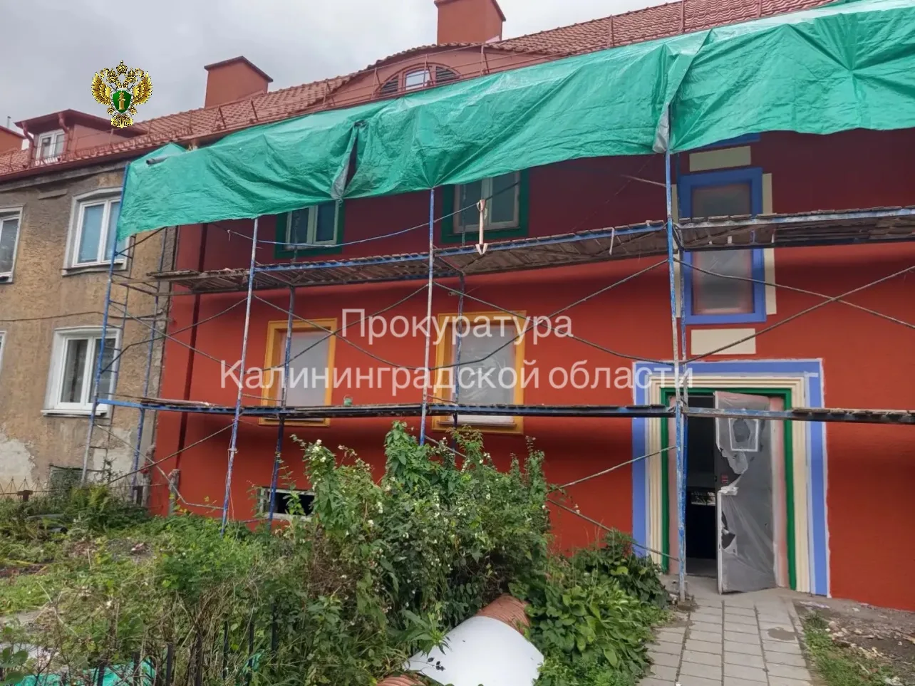 В Черняховске при ремонте дома демонтировали исторические двери В Черняховске при ремонте дома демонтировали исторические двери