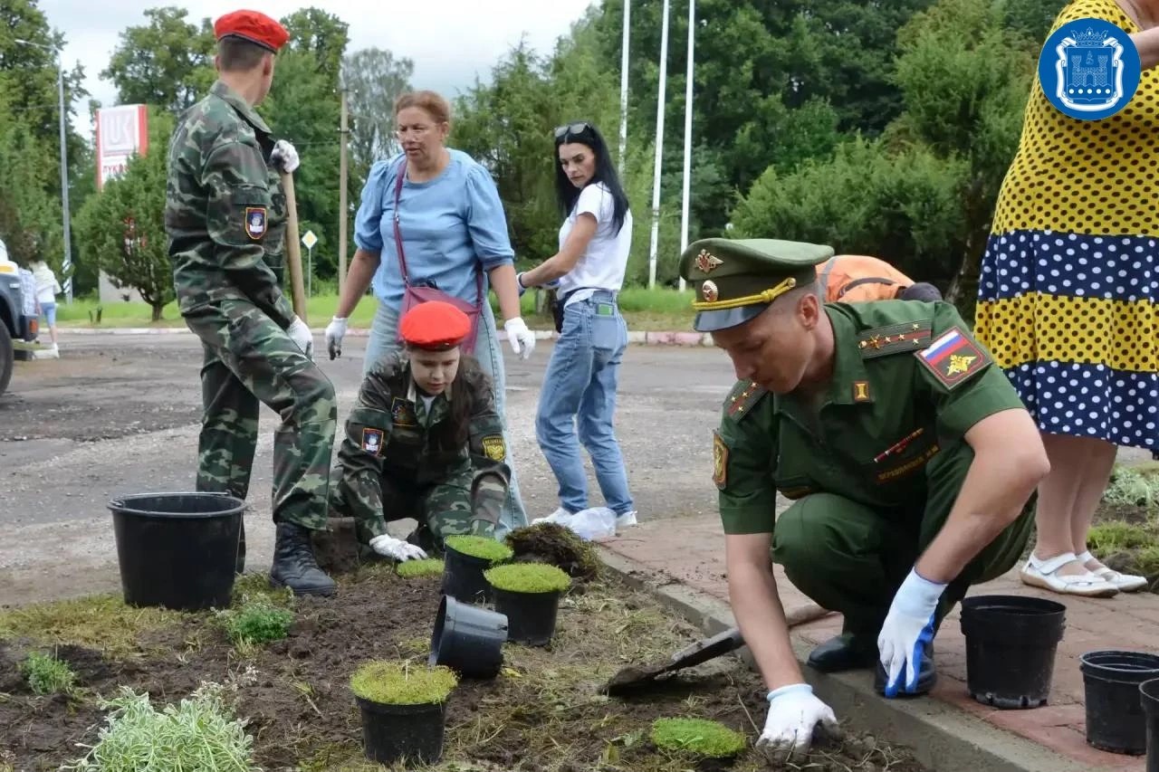 В Советске и Черняховске высадили 100 саженцев в память о героях Великой Отечественной войны В Советске и Черняховске высадили 100 саженцев в память о героях Великой Отечественной войны