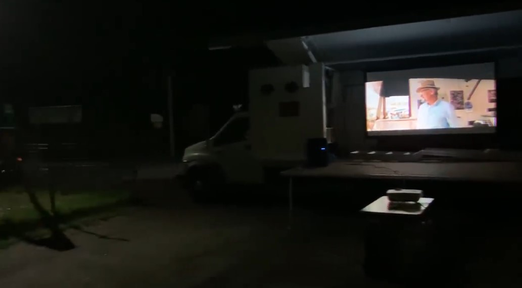 В Тишино во время голосования для детей устроили кинопоказ под открытым небом В Тишино во время голосования для детей устроили кинопоказ под открытым небом