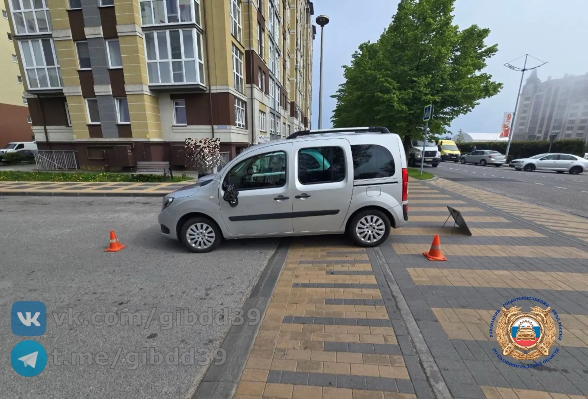 В Зеленоградске две школьницы на самокате столкнулись с машиной В Зеленоградске две школьницы на самокате столкнулись с машиной