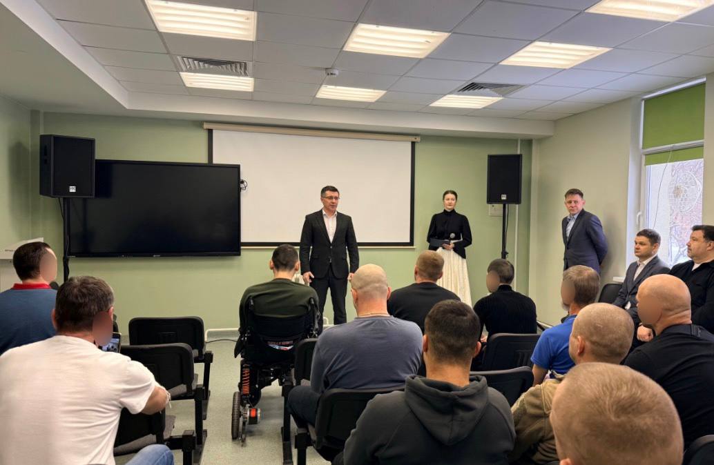 Министр здравоохранения Сергей Дмитриев поздравил участников СВО, проходящих лечение в больнице Министр здравоохранения Сергей Дмитриев поздравил участников СВО, проходящих лечение в больнице