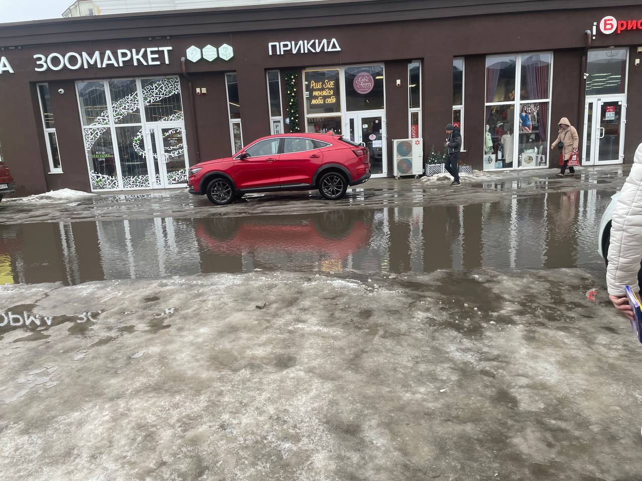 Первые звоночки: в Зеленоградске затопило парковку Первые звоночки: в Зеленоградске затопило парковку