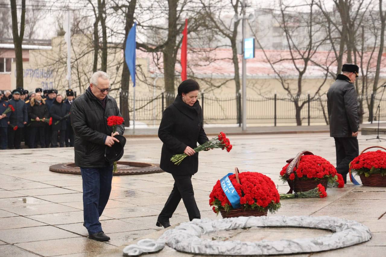 Елена Дятлова возложила цветы у мемориала 1200 гвардейцам Елена Дятлова возложила цветы у мемориала 1200 гвардейцам
