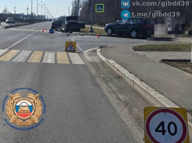 На Приморском кольце столкнулись три машины. Есть пострадавшие На Приморском кольце столкнулись три машины. Есть пострадавшие