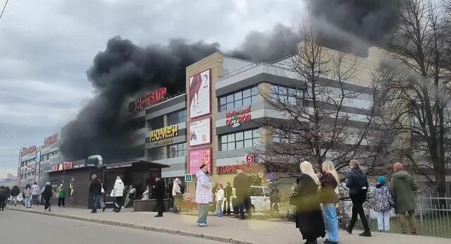 В Калининграде горит большой торговый центр В Калининграде горит большой торговый центр