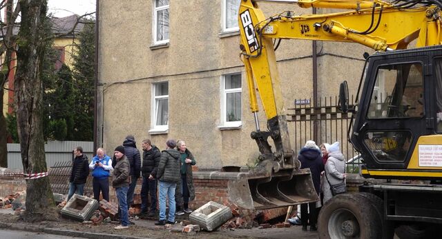 В Калининграде начали сносить исторический забор В Калининграде начали сносить исторический забор