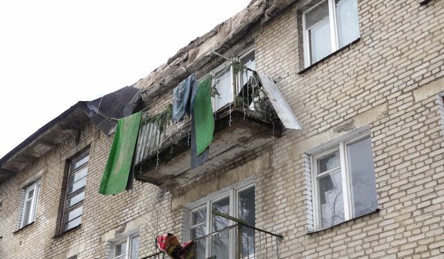 В Рябиновке часть крыши дома свалилась под ноги жильцам В Рябиновке часть крыши дома свалилась под ноги жильцам