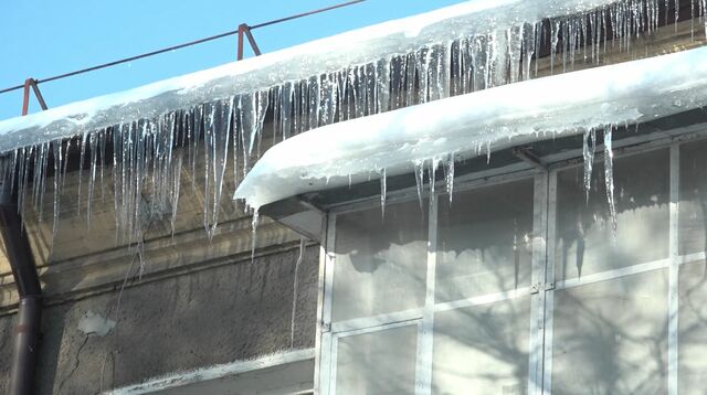 В Калининграде дома обросли сосульками-гигантами В Калининграде дома обросли сосульками-гигантами